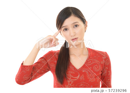 不安そうな表情の女性 不安そうな表情の女性 57239296