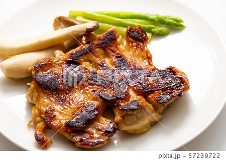照り焼きチキンステーキ。エリンギ・グリーンアスパラガス添え。 57239722