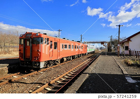 厚内駅にて、キハ40形気動車の二両編成 厚内駅にて、キハ40形気動車の二両編成 57241259