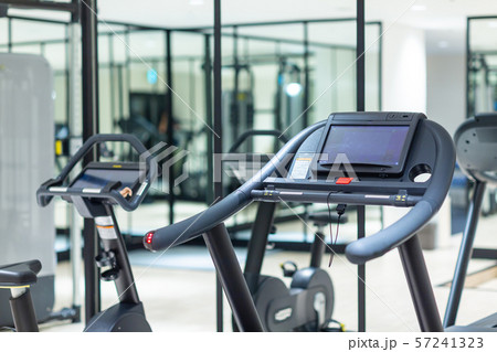 スポーツジム　トレーニングルーム 57241323