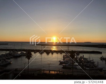 海から昇る太陽 57241448