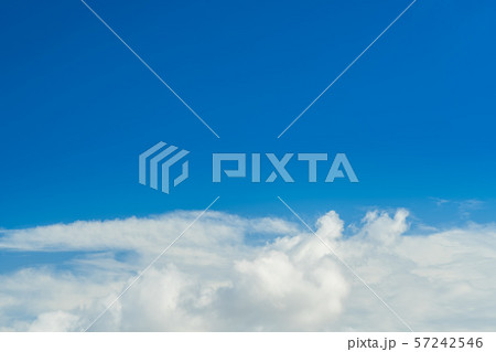 夏の青空と白い雲（背景素材） 57242546