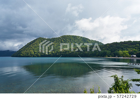 北海道　朝の支笏湖 57242729
