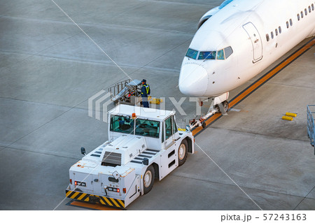 プッシュバックされる旅客機 プッシュバックされる旅客機 57243163
