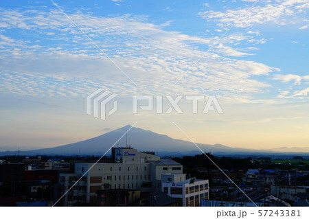 五所川原の町と岩木山 五所川原の町と岩木山 57243381