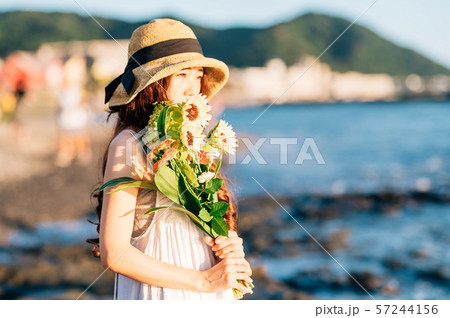 花束を持つ女性 結婚 告白 失恋 花束を持つ女性 結婚 告白 失恋 57244156