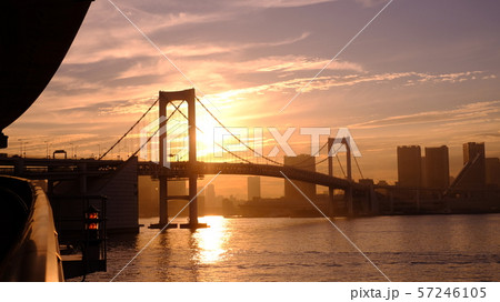 日本の橋 レインボーブリッジ 夕暮れ 絶景 建物 お台場3 日本の橋 レインボーブリッジ 夕暮れ 絶景 建物 お台場3 57246105
