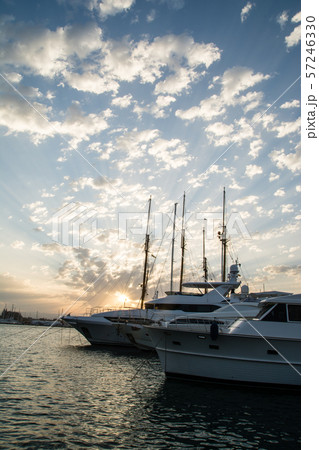 マヨルカ島のヨットハーバーの朝焼け 57246330