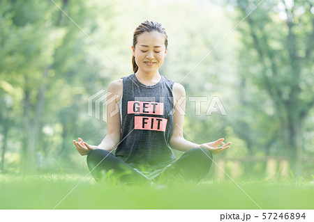 公園でヨガをする女性 57246894