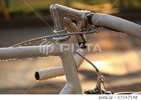 自転車 ハンドル カッコイイ自転車 雨上がりの写真素材
