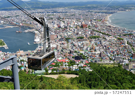 北海道函館市函館山ロープウェイと函館市市街地の風景を撮影 57247551
