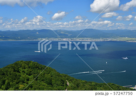 北海道函館市函館山山頂から函館湾の風景を撮影 57247750