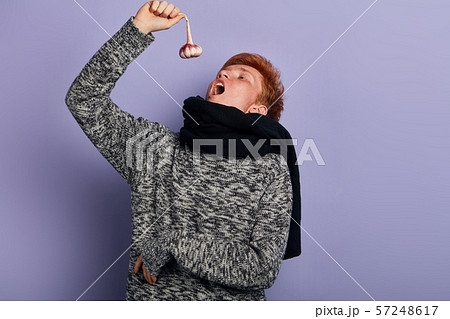 sick man going to eat garlic.man fighting against infectious diseases and flu. 57248617