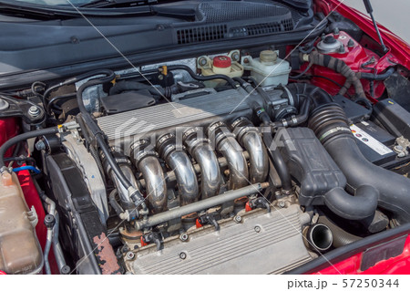 古い車のエンジンルーム engine compartment of a old vehicle 古い車のエンジンルーム engine compartment of a old vehicle 57250344