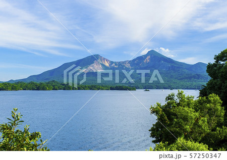 桧原湖と樹林と磐梯山 桧原湖と樹林と磐梯山 57250347