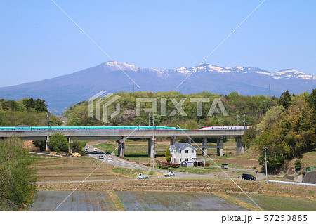 新幹線と安達太良山(福島県・二本松市) 新幹線と安達太良山(福島県・二本松市) 57250885