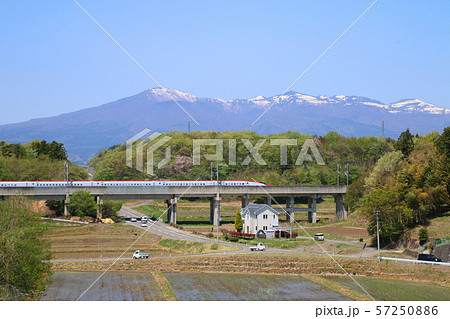 新幹線と安達太良山（福島県・二本松市） 57250886