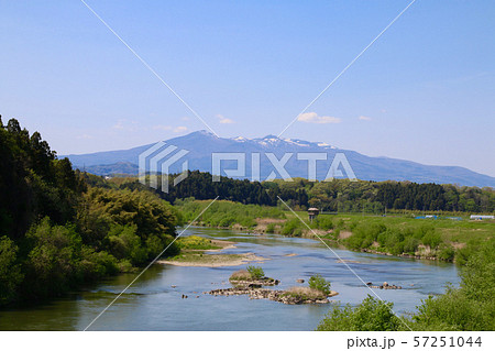 阿武隈川と安達太良山(福島県・郡山市) 阿武隈川と安達太良山(福島県・郡山市) 57251044