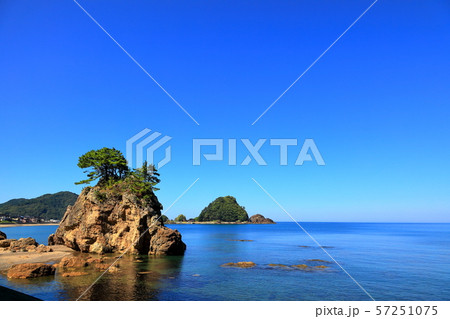 由良海岸　白岩大神と白山島 57251075