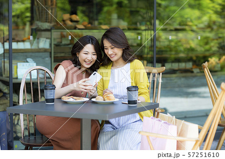 若い女性 カフェ 若い女性 カフェ 57251610