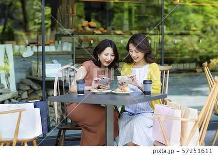 若い女性 カフェ 若い女性 カフェ 57251611