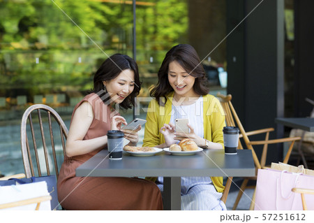 若い女性 カフェ 若い女性 カフェ 57251612