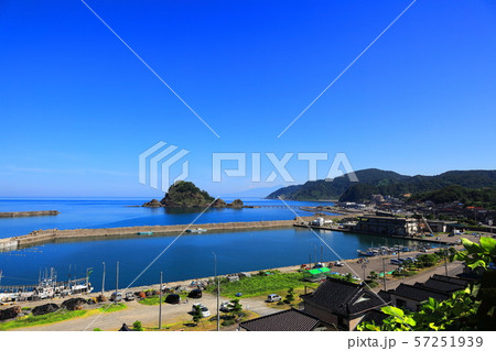 由良海岸　由良漁港と白山島 57251939