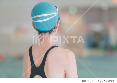 In the pool 57252094