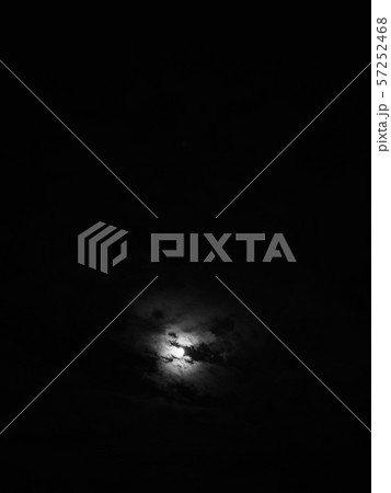 白黒写真 月 夜 57252468