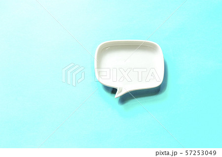 綺麗な水色バックに白い吹き出し 綺麗な水色バックに白い吹き出し 57253049