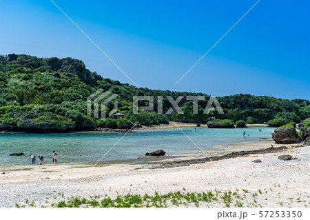 沖縄　宮古島　インギャーマリンガーデン　ビーチで楽しむ人 57253350