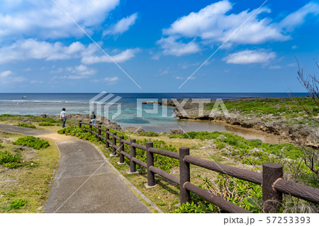 沖縄 宮古島 伊良部島の北端 白鳥崎 散策する女性 沖縄 宮古島 伊良部島の北端 白鳥崎 散策する女性 57253393