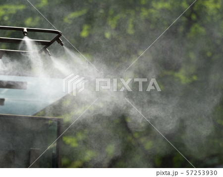 街中に設置されたドライミスト装置 街中に設置されたドライミスト装置 57253930