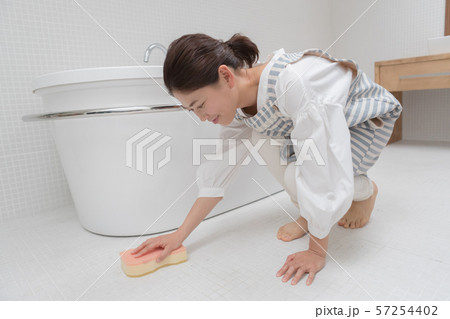 a thirty-something woman 57254402