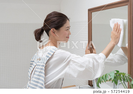 a thirty-something woman 57254419