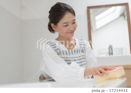 a thirty-something woman a thirty-something woman 57254433