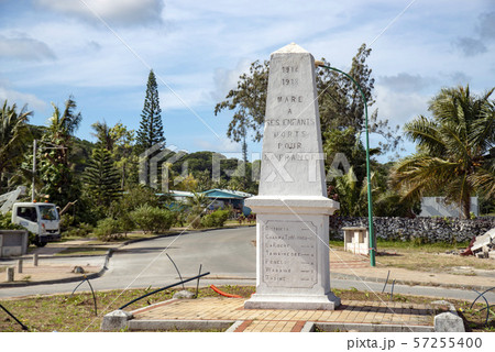 ニューカレドニア ロイヤルティ諸島　マレ島　タディーン海岸のモニュメント 57255400
