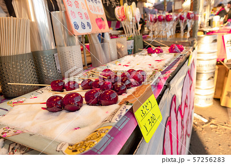 ぶどう飴 お祭り 縁日の屋台風景の写真素材