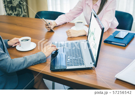 Girls traders follow the schedule with a laptop Girls traders follow the schedule with a laptop 57256542