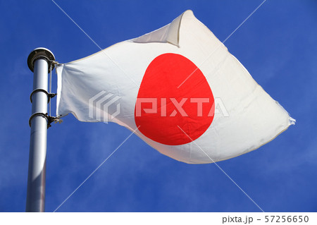 青空にはためく日の丸の国旗の写真素材