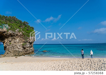 沖縄 宮古島 砂山ビーチ 散策する人 沖縄 宮古島 砂山ビーチ 散策する人 57258368