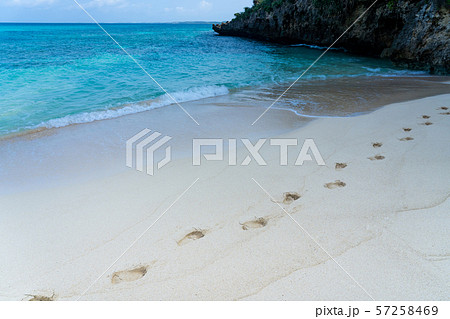 沖縄 宮古島 砂山ビーチ 砂浜の足跡 沖縄 宮古島 砂山ビーチ 砂浜の足跡 57258469