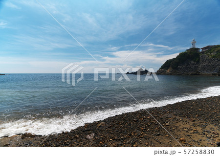 須場の浜から大王崎灯台と水平線 57258830