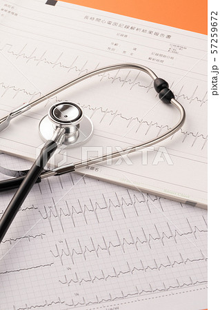 心電図　医療イメージ 57259672