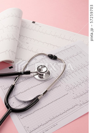心電図　医療イメージ 57259703