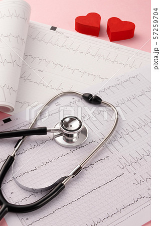 心電図　医療イメージ 57259704
