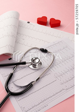 心電図　医療イメージ 57259705