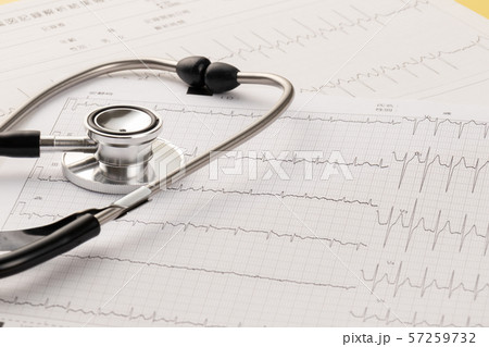 心電図　医療イメージ 57259732