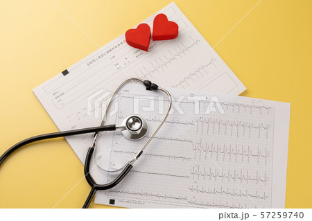 心電図　医療イメージ 57259740