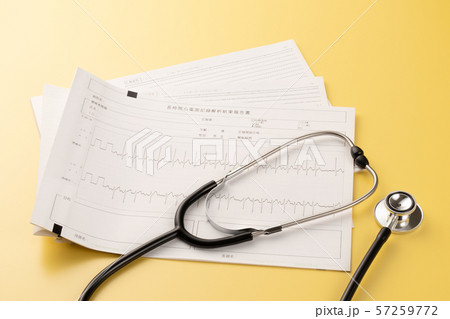 心電図　医療イメージ 57259772